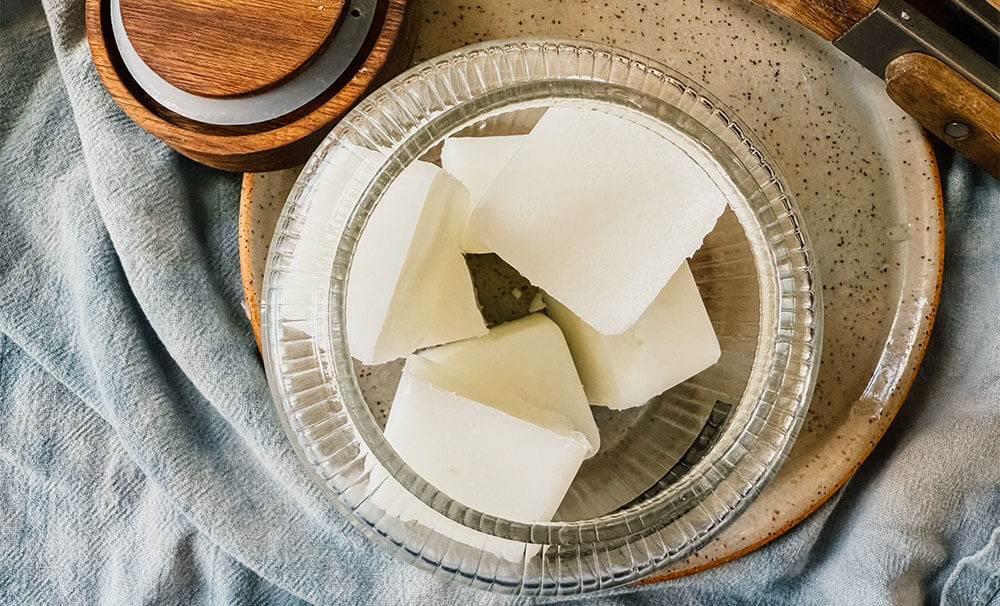 在广州地区，一个适合储存起酥油的仓库是怎样的？